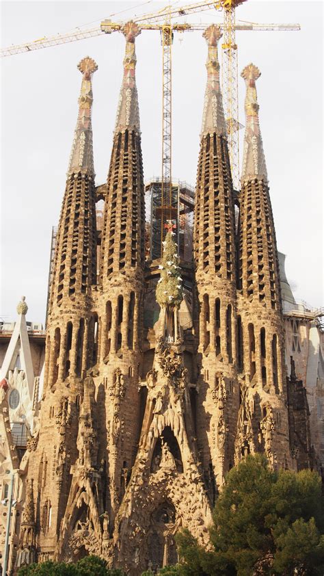 construction of gaudi's sagrada familia